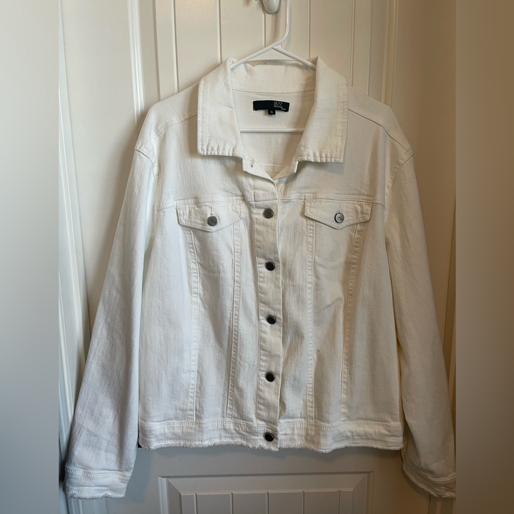 1822 Denim White Stretch Trucker’s Jacket